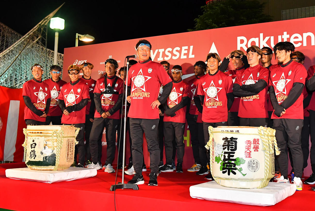 祝勝会であいさつする神戸吉田監督（撮影・清水貴仁）