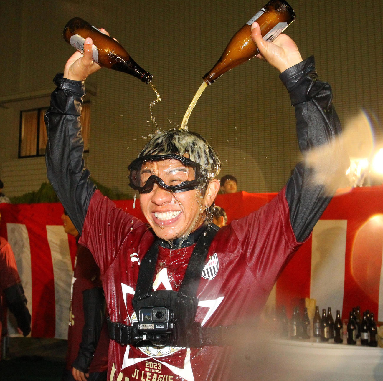 祝勝会で自らビールを浴びる神戸初瀬
