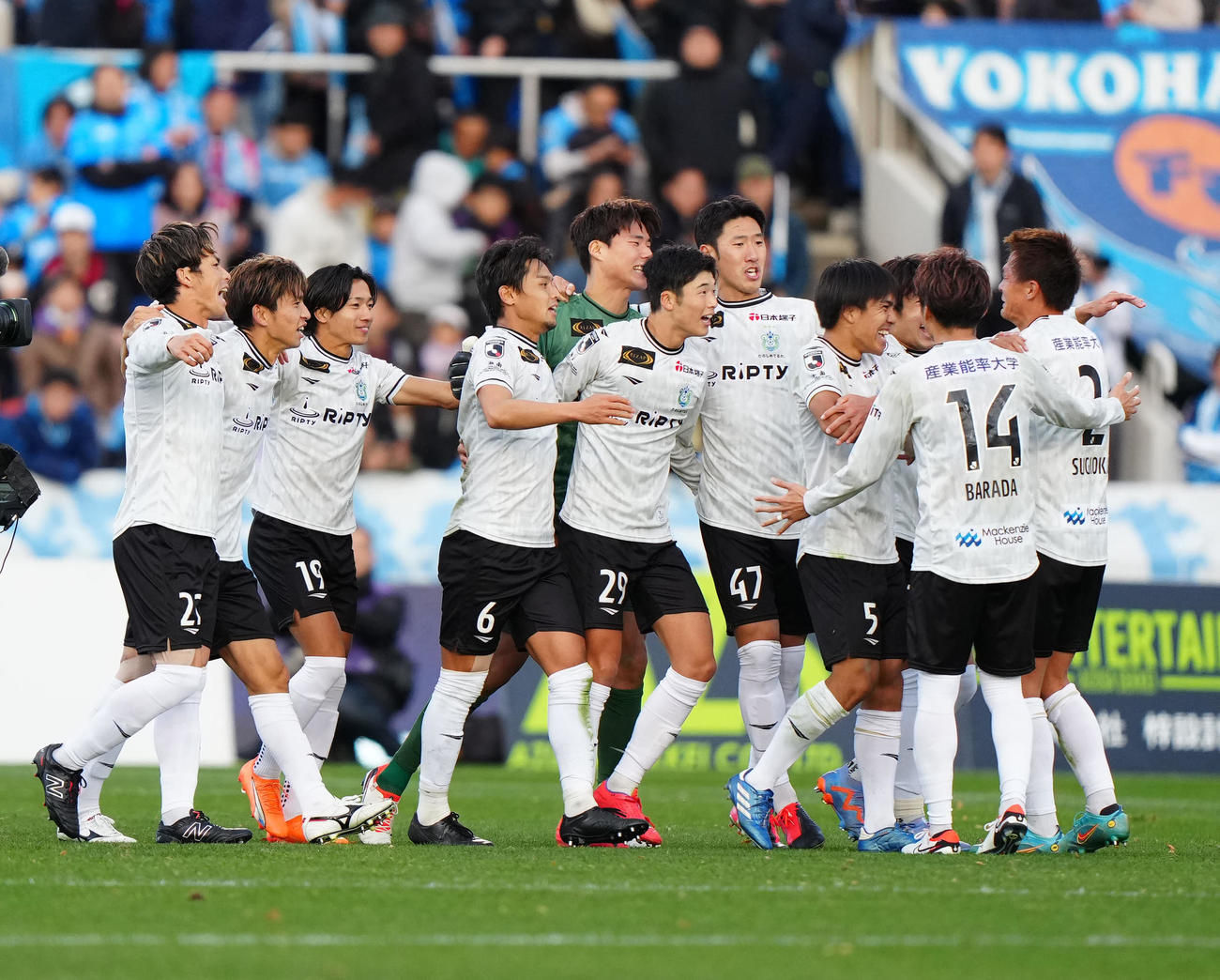 横浜FC対湘南　横浜FCに勝利し、喜ぶ湘南の選手たち（撮影・江口和貴）