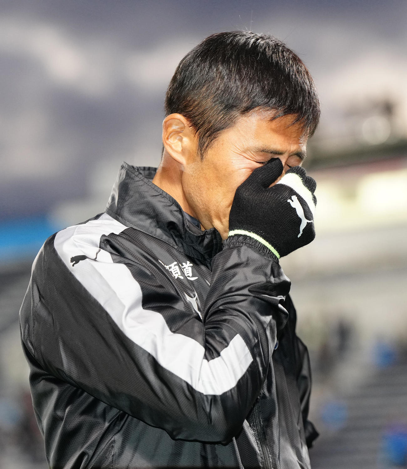 横浜FC対湘南　試合後、サポーターの前で涙を流す横浜FC四方田監督（撮影・江口和貴）