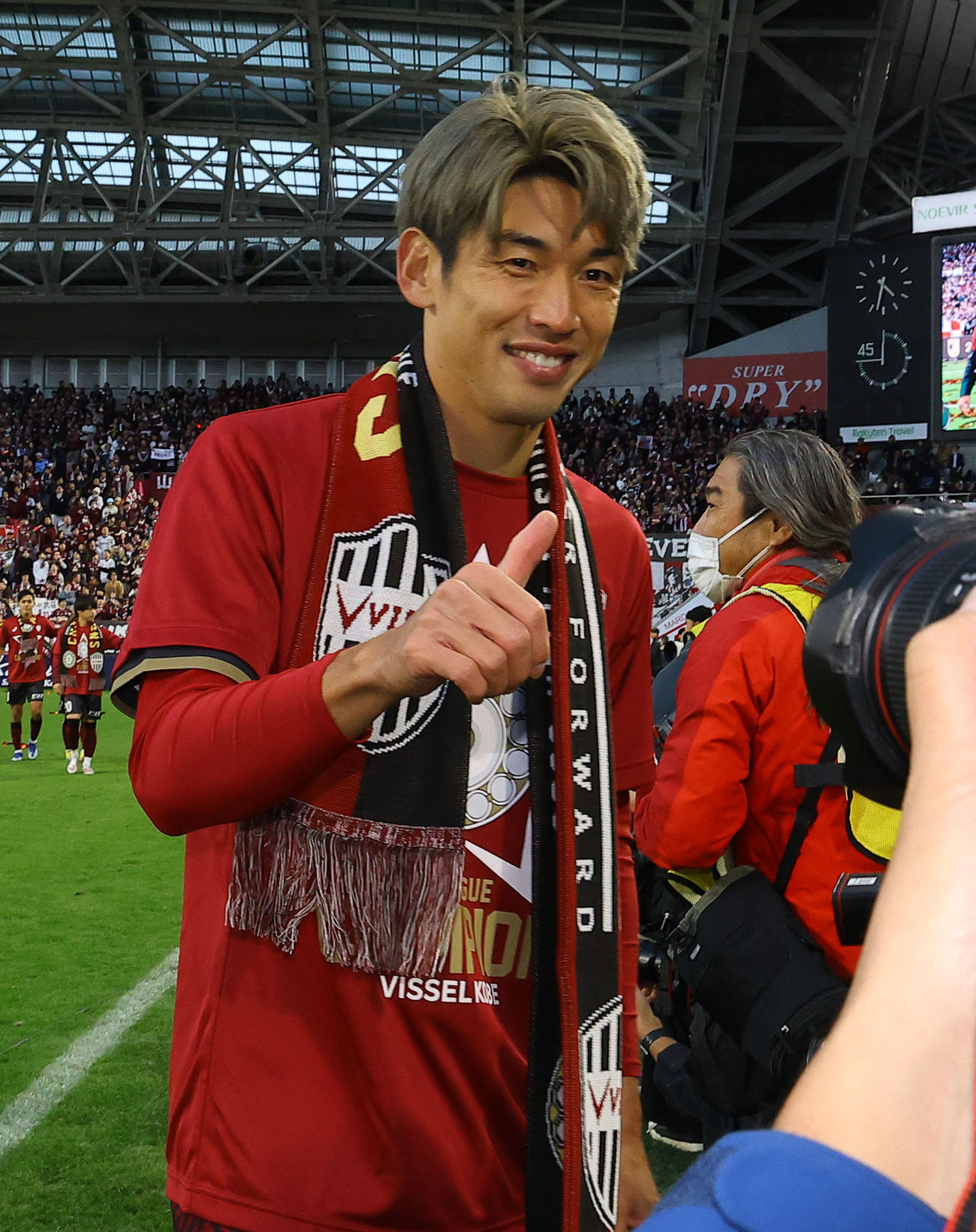神戸対名古屋　J1王者に輝き、喜ぶ神戸大迫（撮影・藤尾明華）