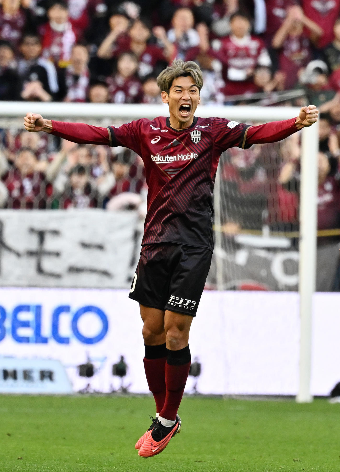 優勝を喜ぶ神戸大迫勇也（撮影・清水貴仁）