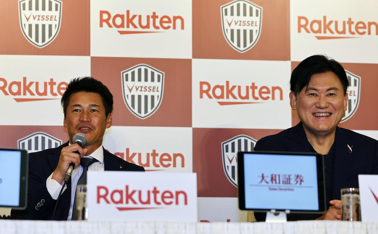 記者会見する神戸吉田監督。右は三木谷会長（撮影・藤尾明華）