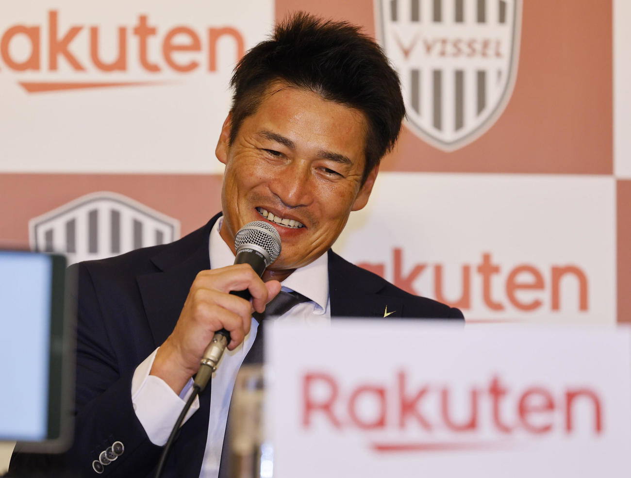 記者会見する神戸吉田監督（撮影・藤尾明華）