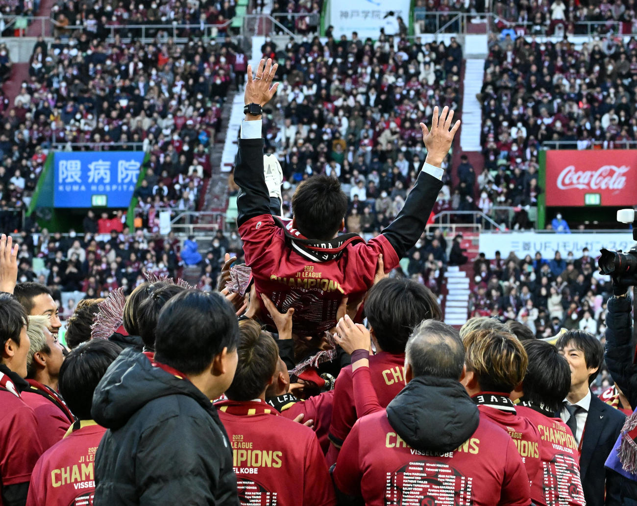 神戸対名古屋　胴上げされる神戸吉田孝行監督（撮影・清水貴仁）＝2023年11月25日、ノエビアスタジアム神戸