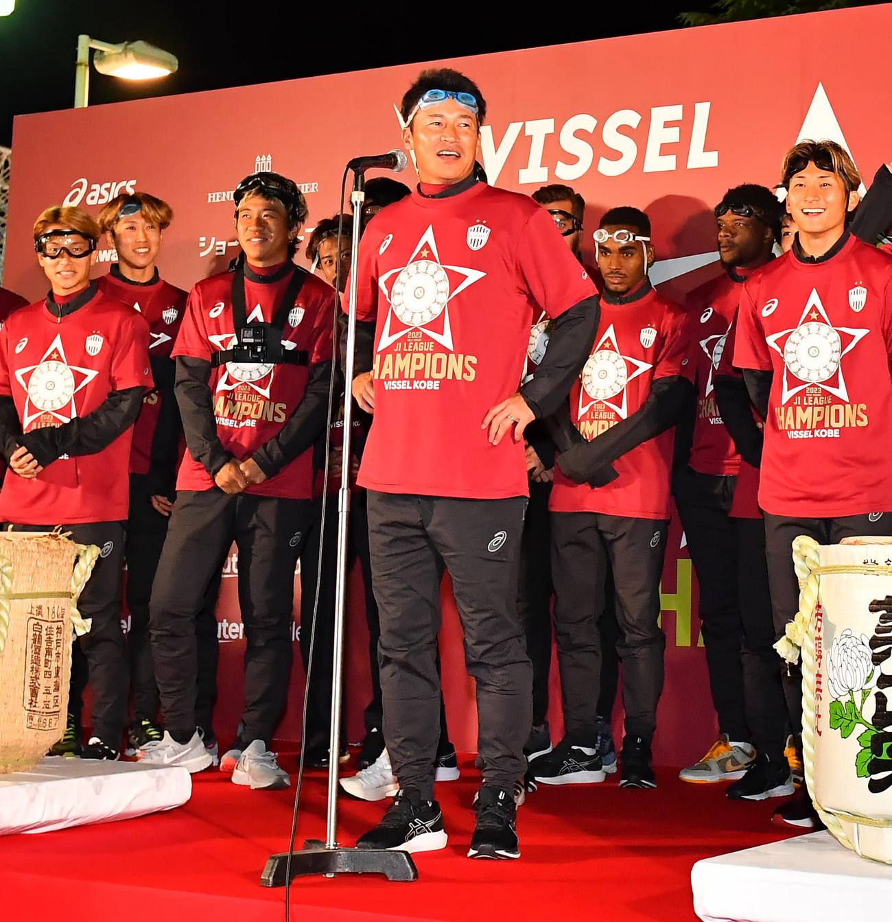 祝勝会であいさつする神戸吉田孝行監督（撮影・清水貴仁）＝2023年11月25日、兵庫県内のホテル