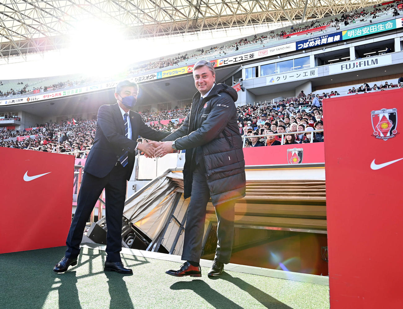 浦和対福岡　試合前、福岡長谷部監督（左）と握手を交わす浦和スコルジャ監督（撮影・たえ見朱実）