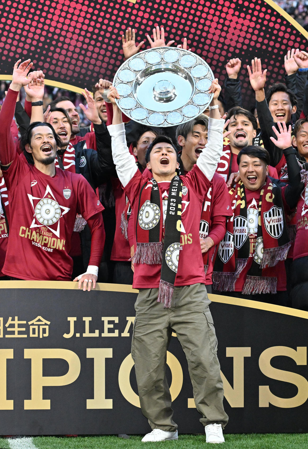 神戸対名古屋　リハビリ中の神戸斉藤（中央）もシャーレを掲げる（撮影・清水貴仁）