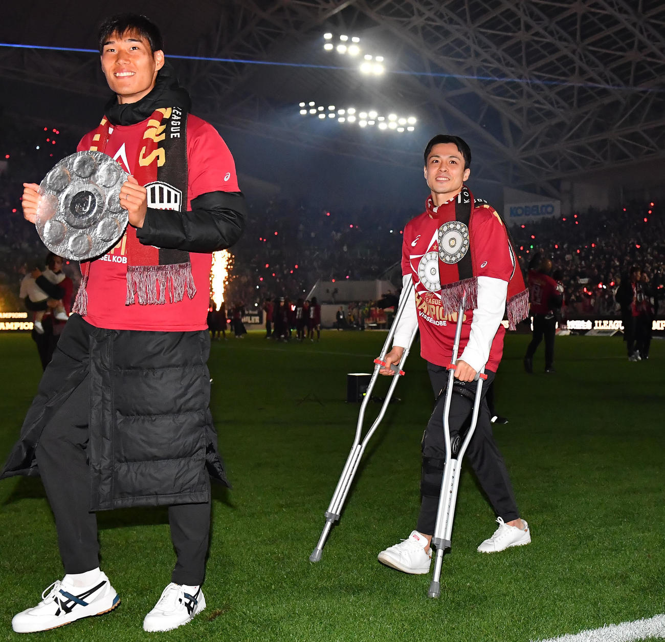 神戸対名古屋　試合後のセレモニーで松葉づえの斉藤も場内を1周する（撮影・清水貴仁）