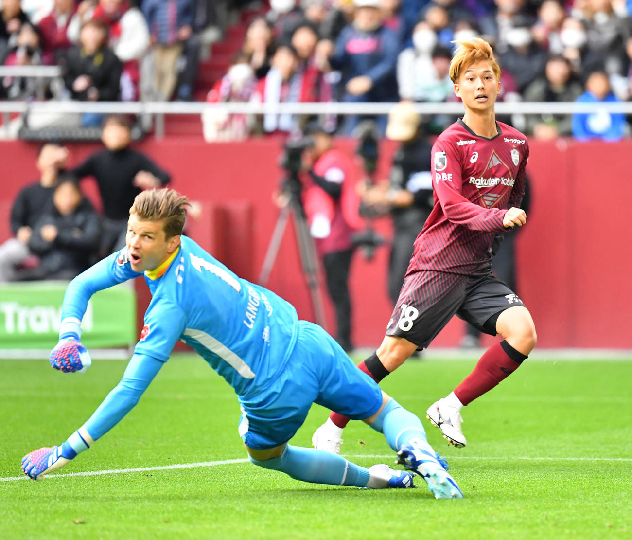 神戸対名古屋　前半、先制ゴールを決める神戸井出（撮影・清水貴仁）