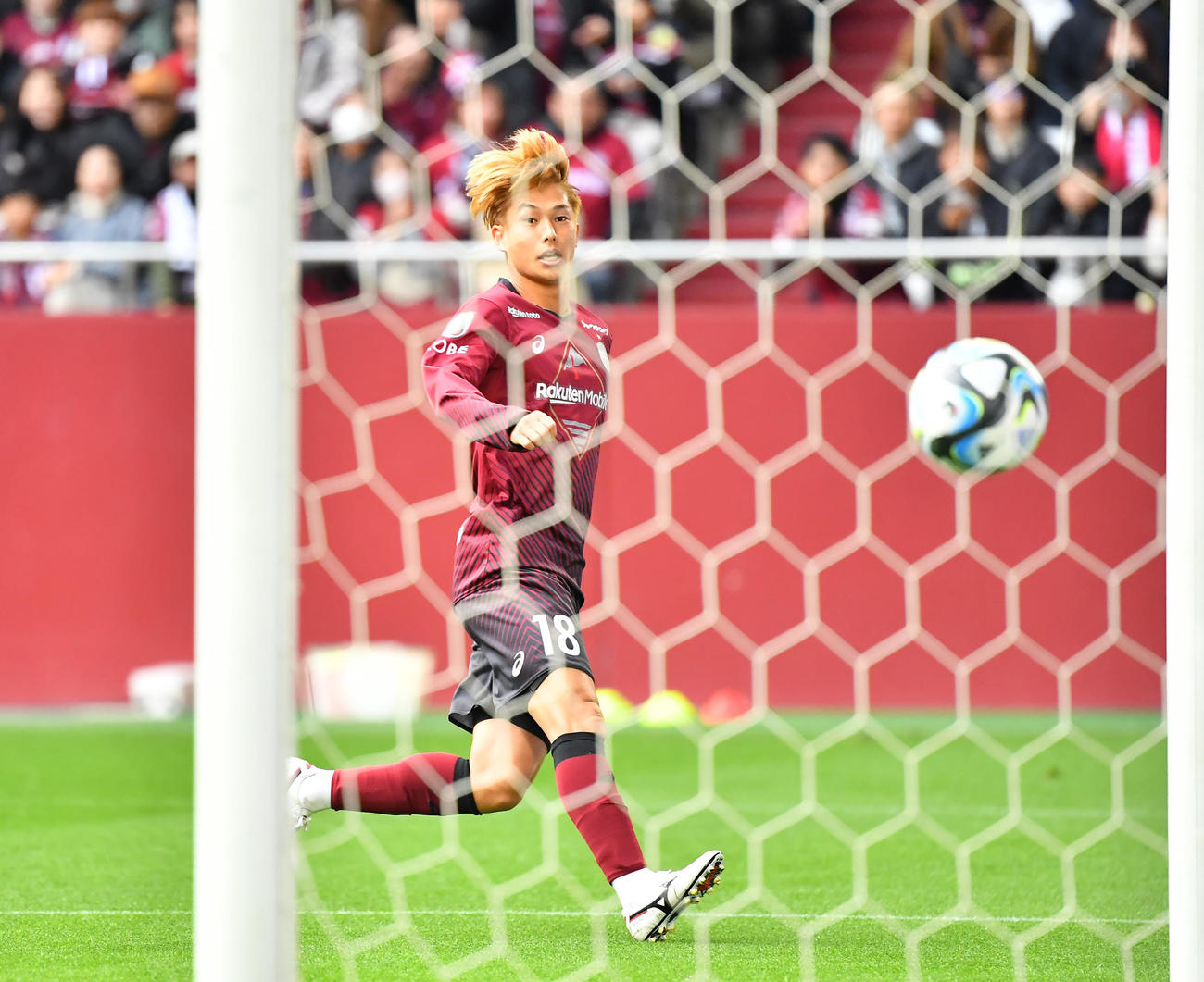 神戸対名古屋　前半、先制ゴールを決める神戸井出（撮影・清水貴仁）