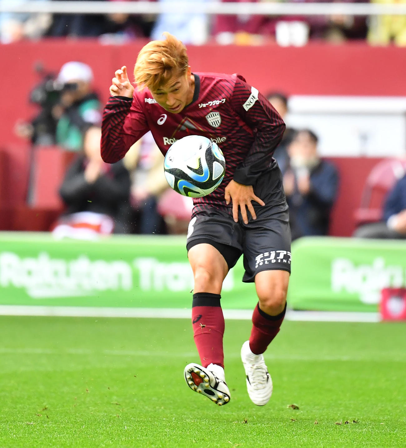 神戸対名古屋　前半、先制ゴールを決める神戸井出（撮影・清水貴仁）