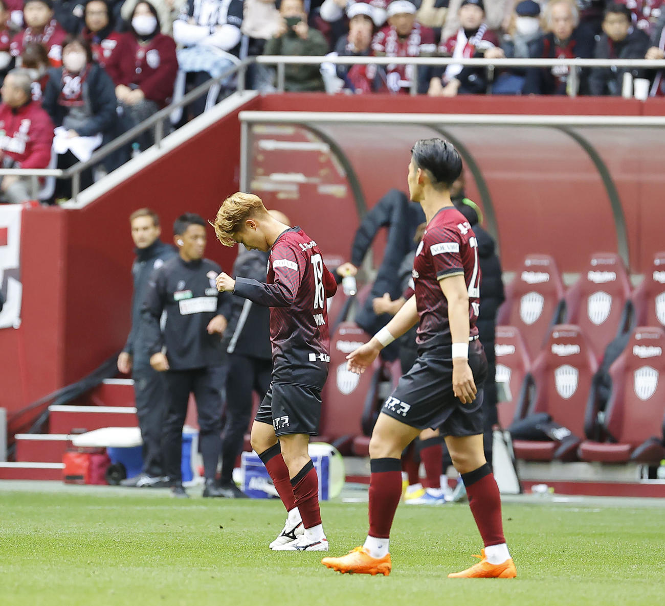 神戸対名古屋　前半、先制のゴールを決めガッツポーズをする神戸井出（右から2人目）（撮影・藤尾明華）