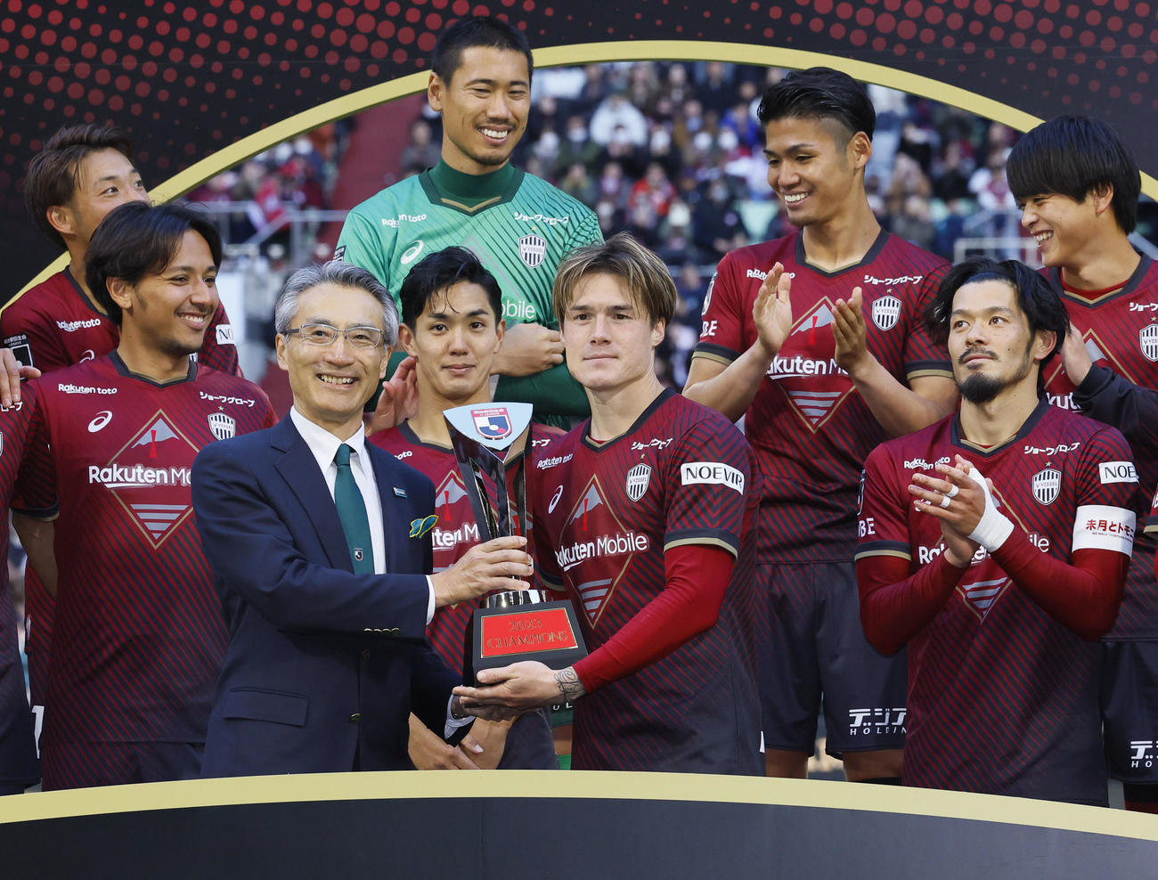 神戸対名古屋　J1王者に輝き、トロフィーを受け取る神戸酒井（撮影・藤尾明華）