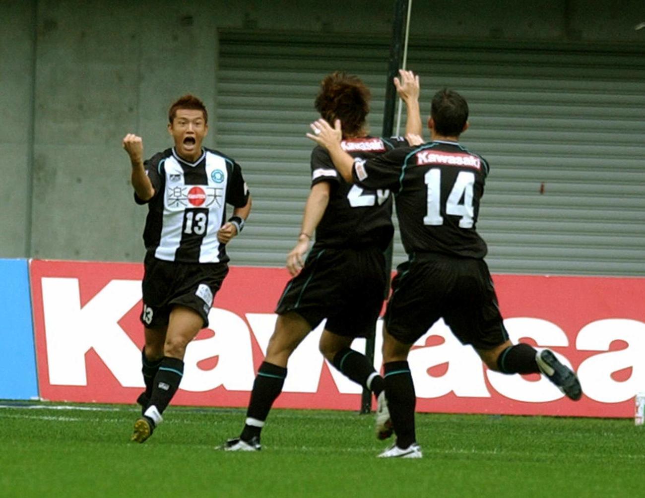 Jリーグ（J1）第2ステージ・第5節　神戸対G大阪　前半、先制ゴールを決め、ガッツポーズで喜ぶ神戸時代の播戸竜二さん（2004年9月18日撮影）
