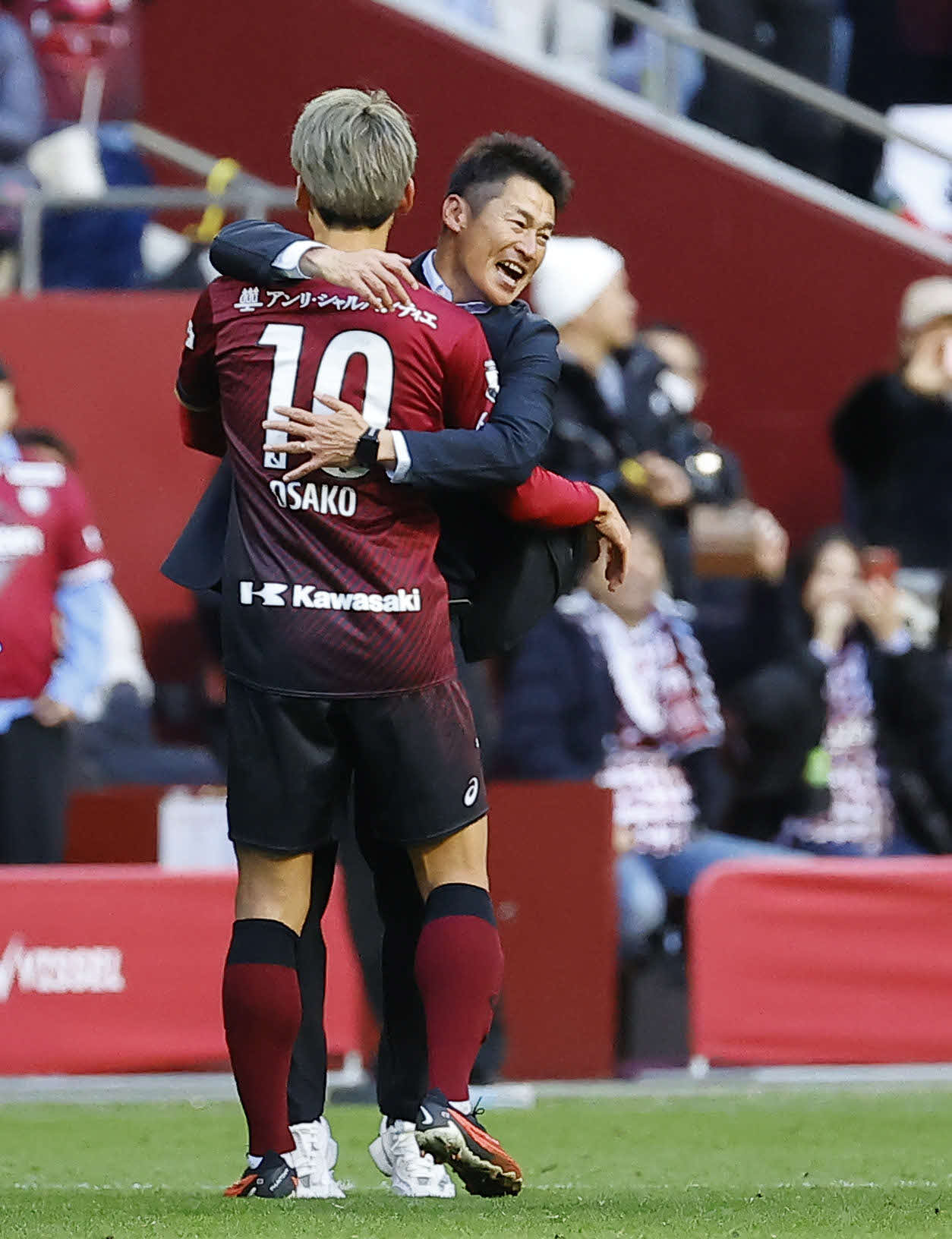 神戸対名古屋　J1王者に輝き、大迫と抱き合う神戸吉田監督（撮影・藤尾明華）