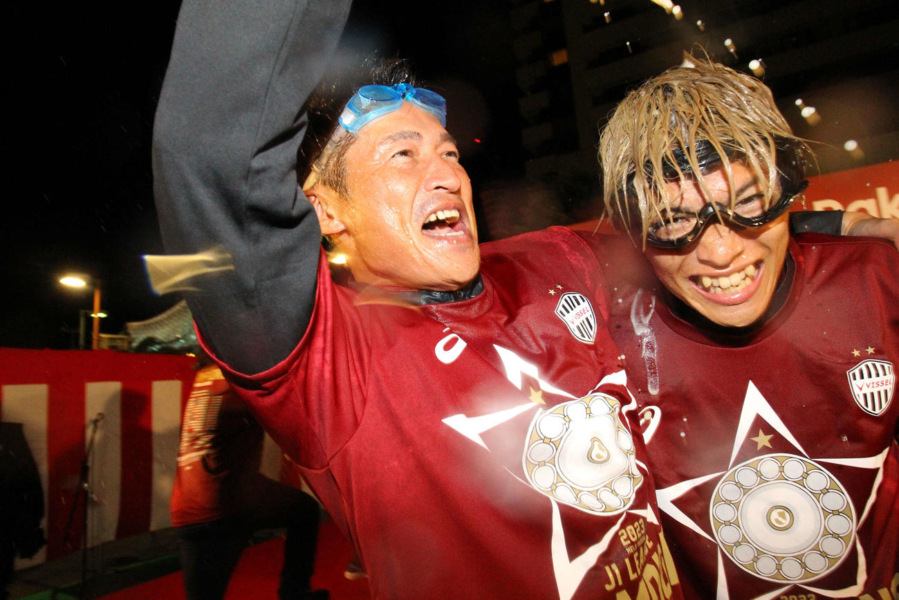 祝勝会でビールかけを行う神戸吉田監督（左）。右は扇原