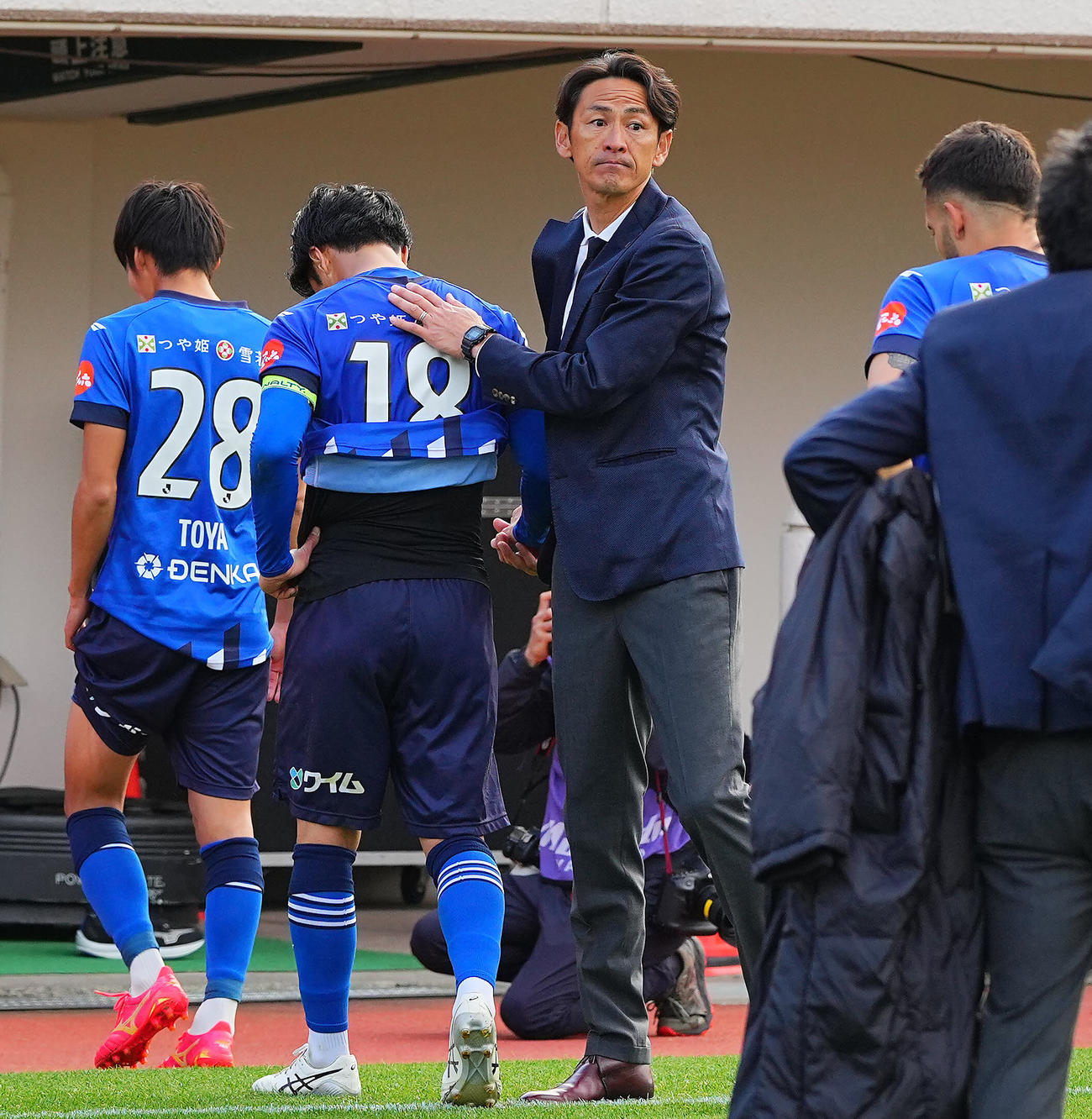 引き分けで肩を落とす選手たちをねぎらう渡辺監督（中央）