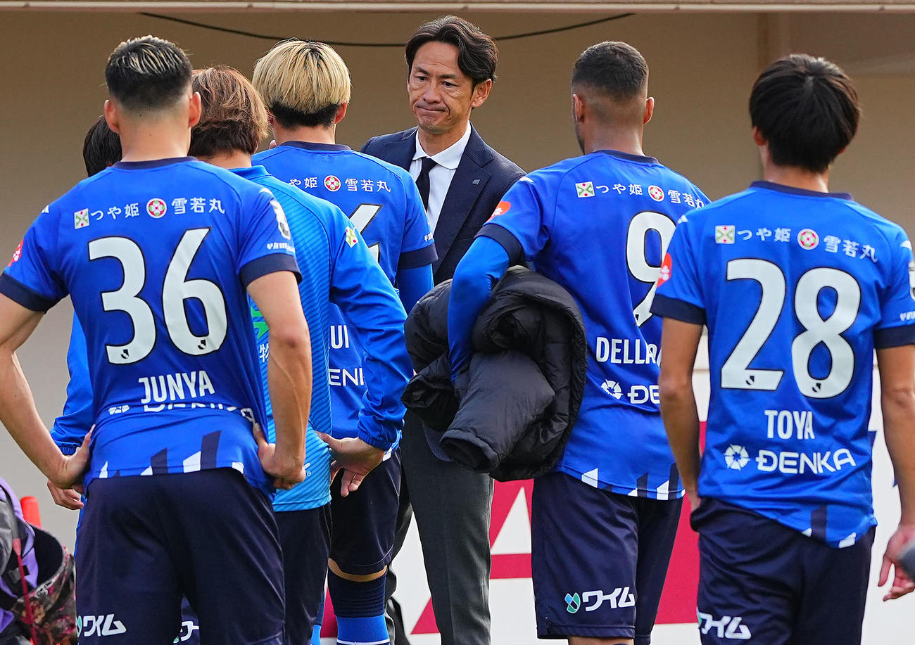 清水対山形　引き分けで肩を落とす選手たちをねぎらう山形渡辺監督（中央）（撮影・垰建太）