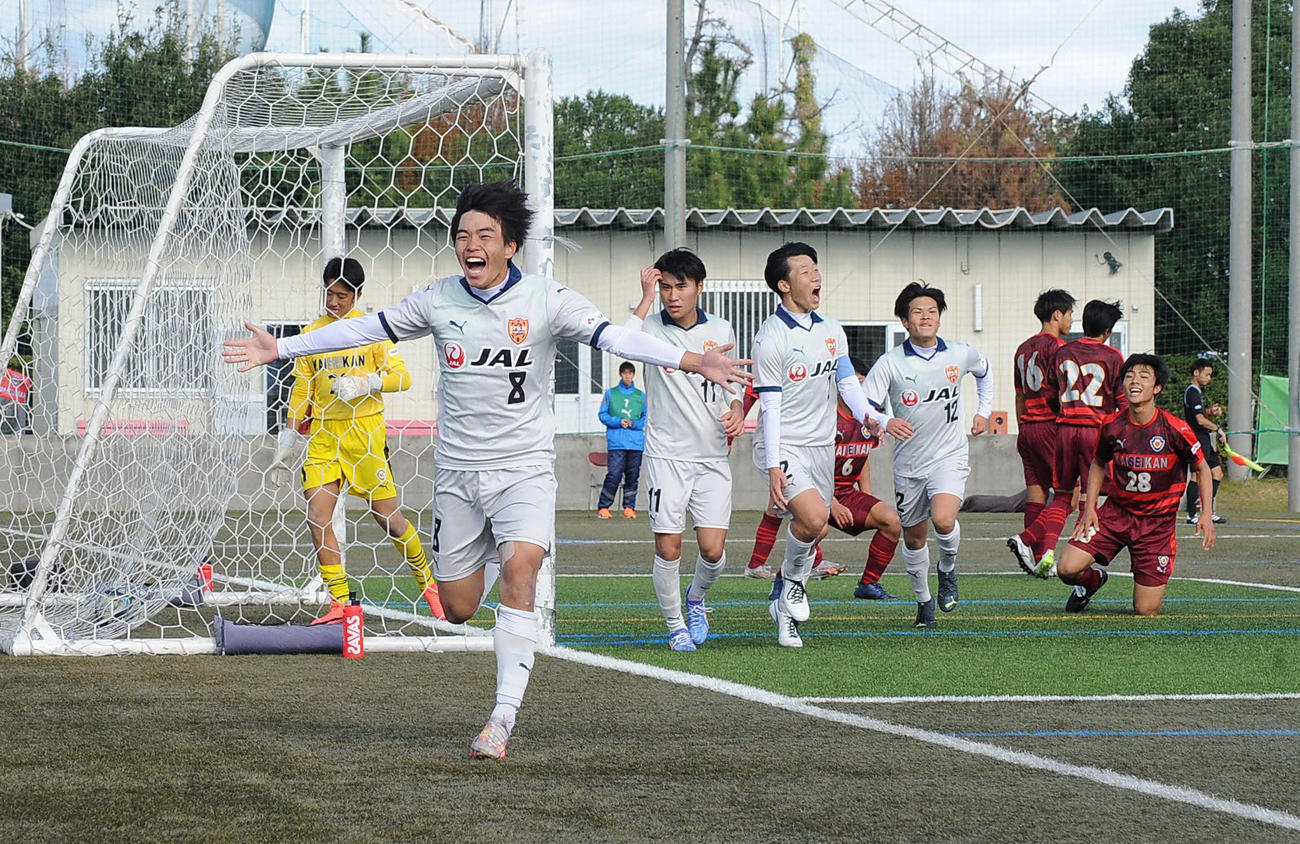 後半14分に決勝点を決め、両手を広げて喜ぶ清水ユースの仲野