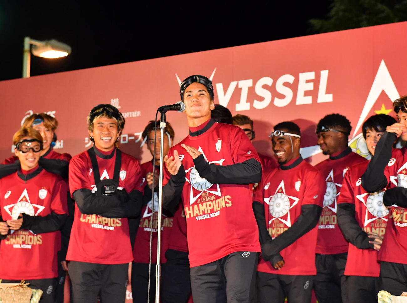 祝勝会であいさつする神戸武藤（撮影・清水貴仁）