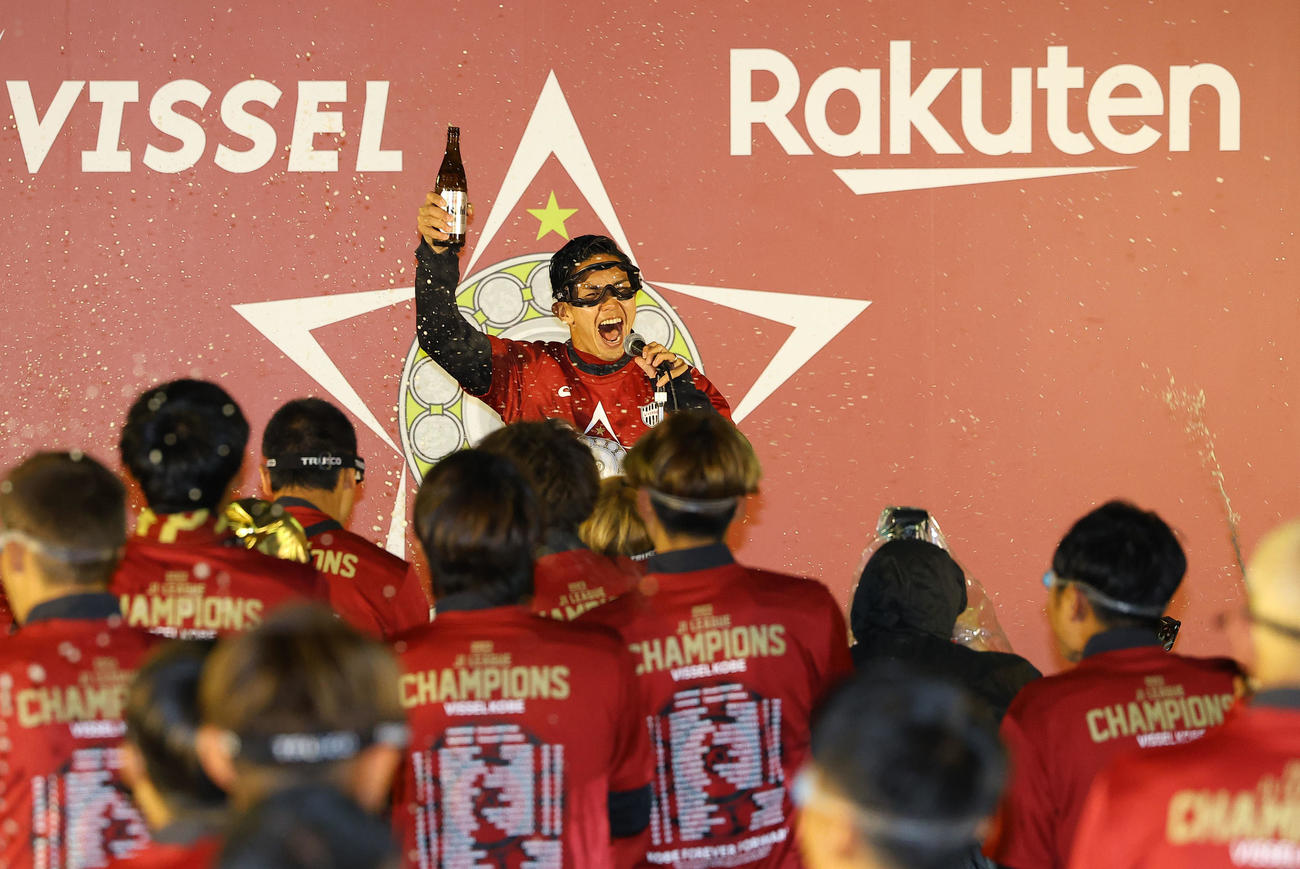 祝勝会の乾杯の合図をする神戸武藤（撮影・藤尾明華）