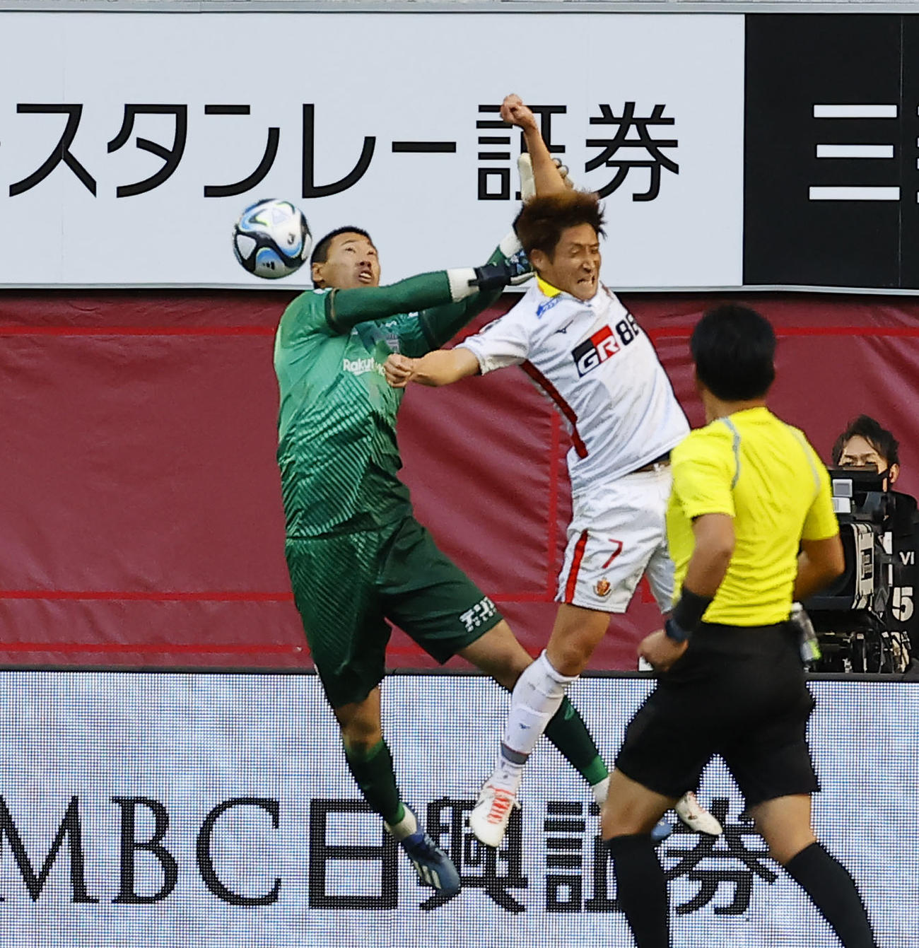 神戸対名古屋　後半、セーブする神戸GK前川（撮影・藤尾明華）