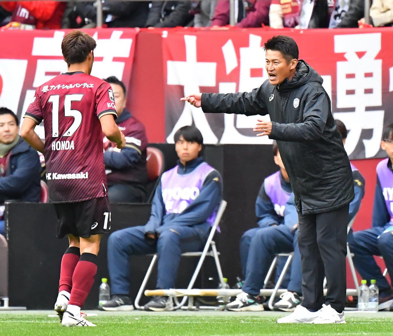 神戸対名古屋　前半、指示を出す神戸吉田監督（右）（撮影・清水貴仁）