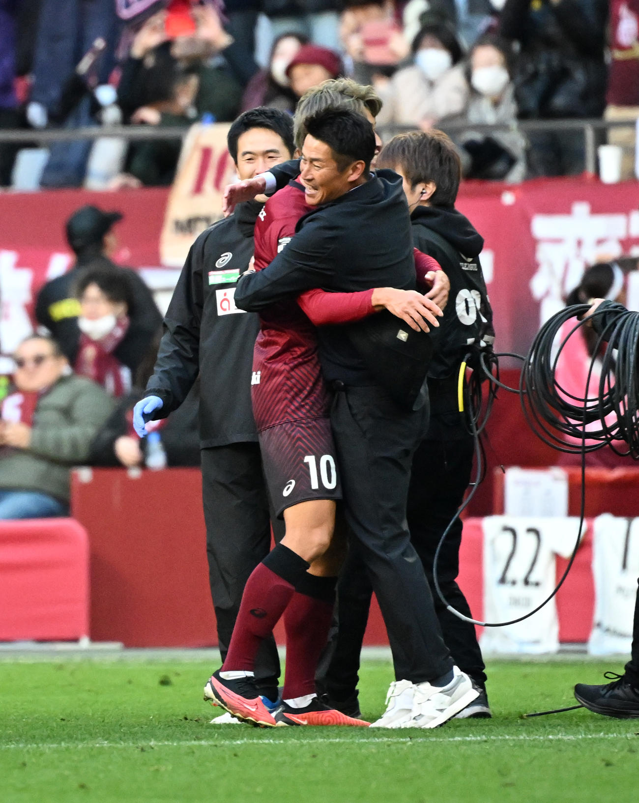 神戸対名古屋　優勝し神戸大迫（中央左）と抱き合う吉田監督（撮影・清水貴仁）