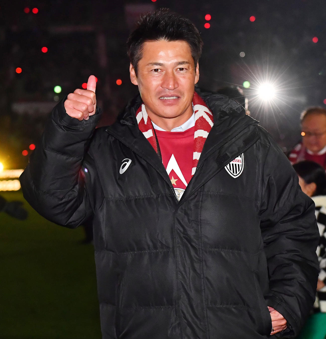 神戸対名古屋　セレモニーでの場内1周でサムズアップをみせる神戸吉田監督（撮影・清水貴仁）