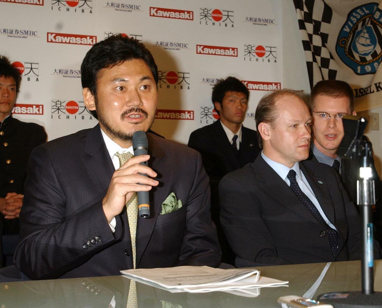 2004年1月、神戸新体制会見で質問に答える神戸・三木谷浩史社長。右はイワン・ハシェック監督