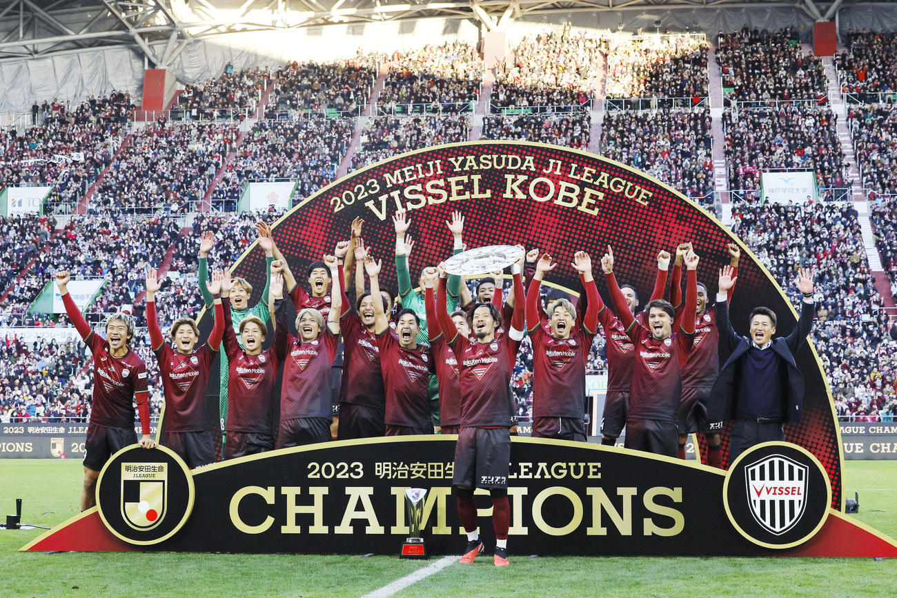 J1王者に輝き、シャーレを掲げ、喜ぶ山口（中央）ら神戸の選手たち（撮影・藤尾明華）