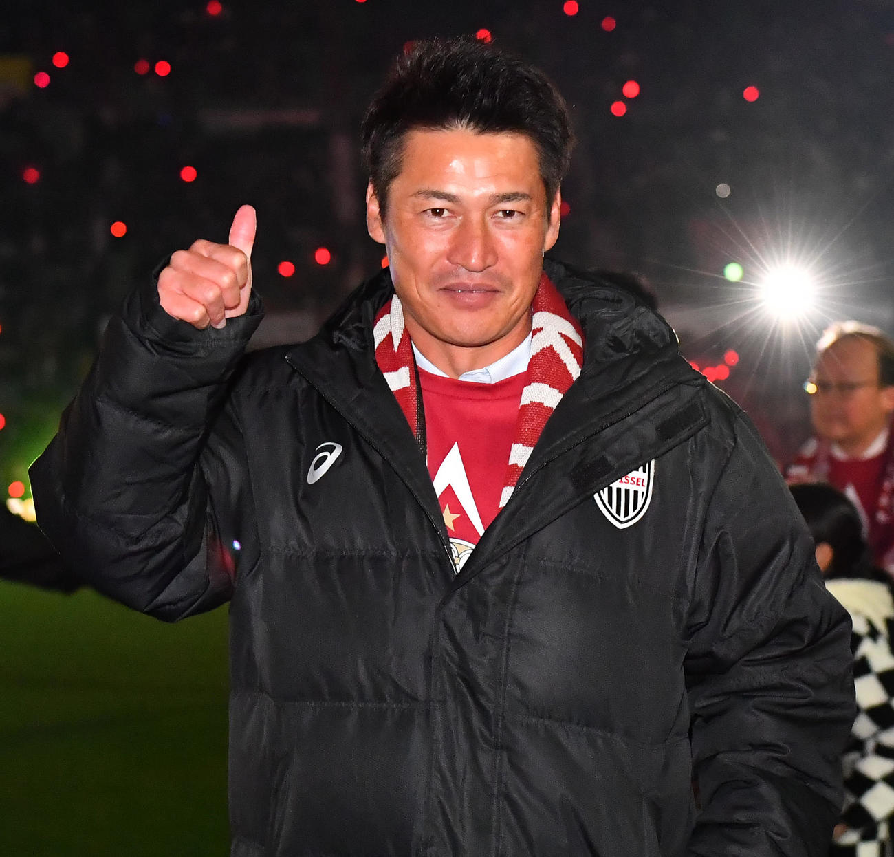 神戸対名古屋　セレモニーでの場内1周でサムズアップをみせる神戸吉田監督（撮影・清水貴仁）