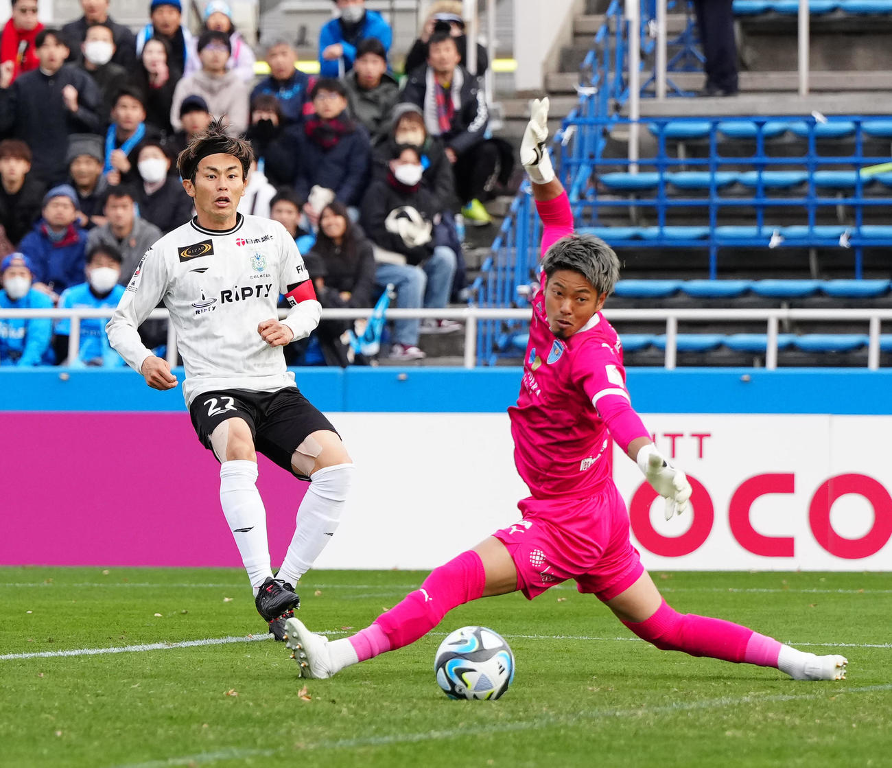 横浜FC対湘南　後半、先制ゴールを決める湘南大岩。右は横浜FC・GK永井（撮影・江口和貴）