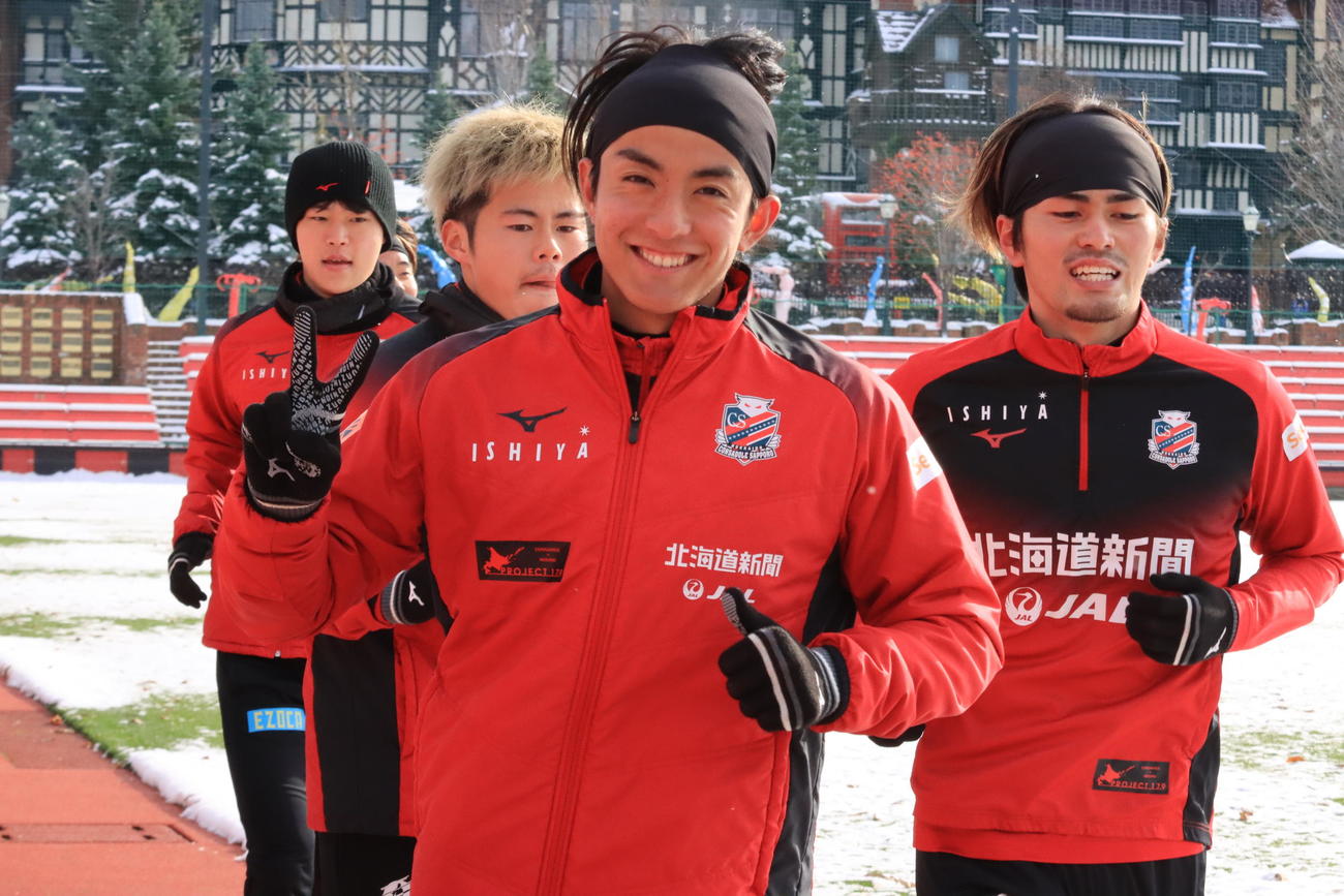 札幌の練習に合流した藤枝田中宏（中央）はランニング中に笑顔でピース（撮影・保坂果那）