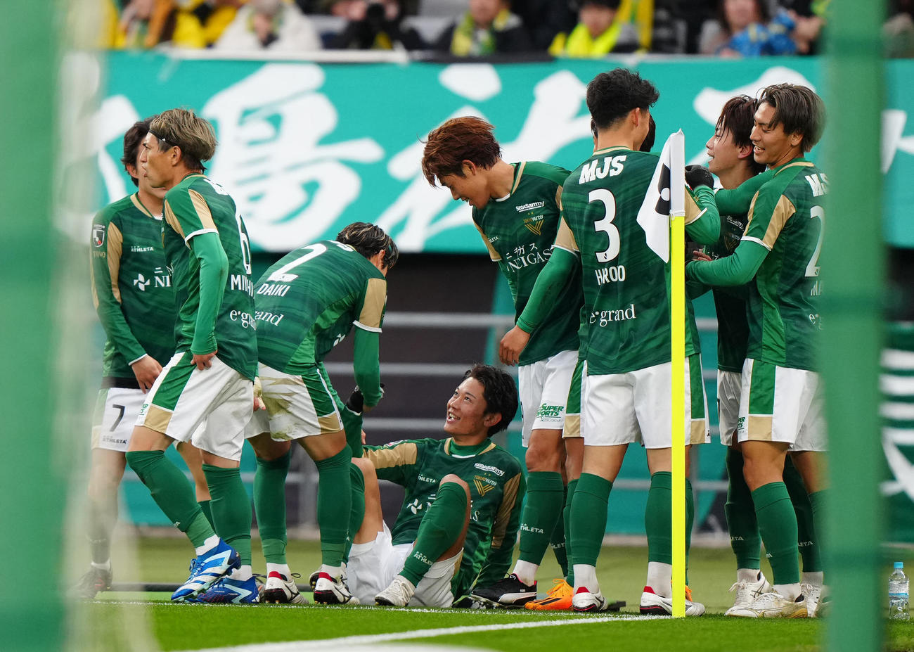 東京V対千葉　前半、中原（右から2人目）が先制ゴールを決め、喜ぶ東京Vの選手たち（撮影・江口和貴）