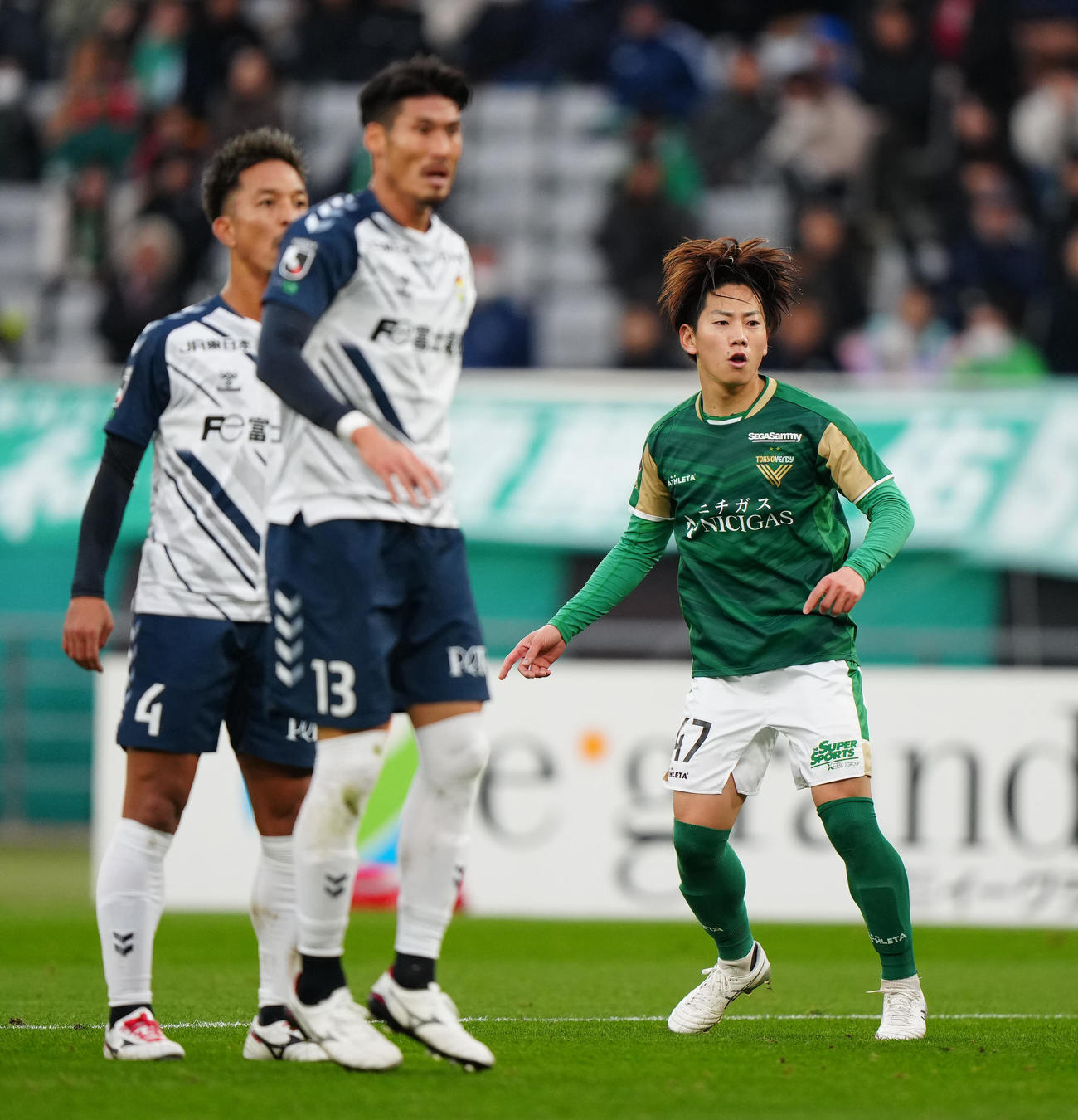 東京V対千葉　前半、先制ゴールを決めた東京V中原（右）（撮影・江口和貴）