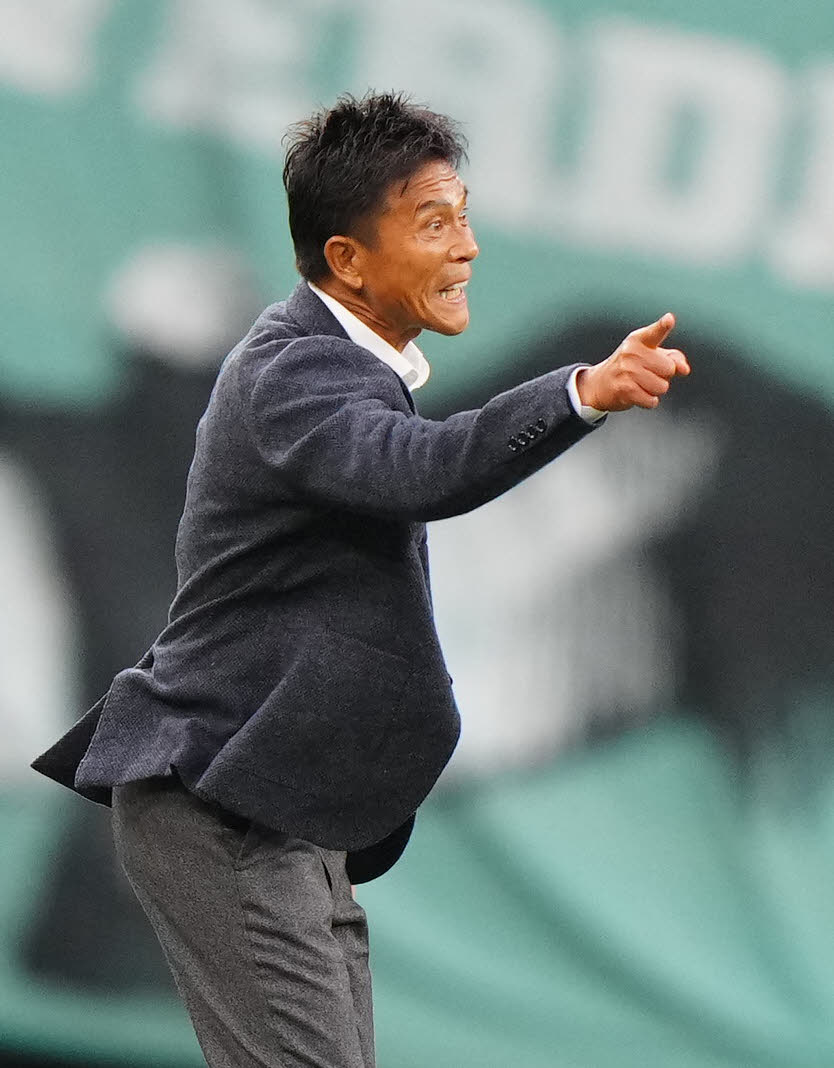 東京V対千葉　前半、指示を出す東京V城福監督（撮影・江口和貴）