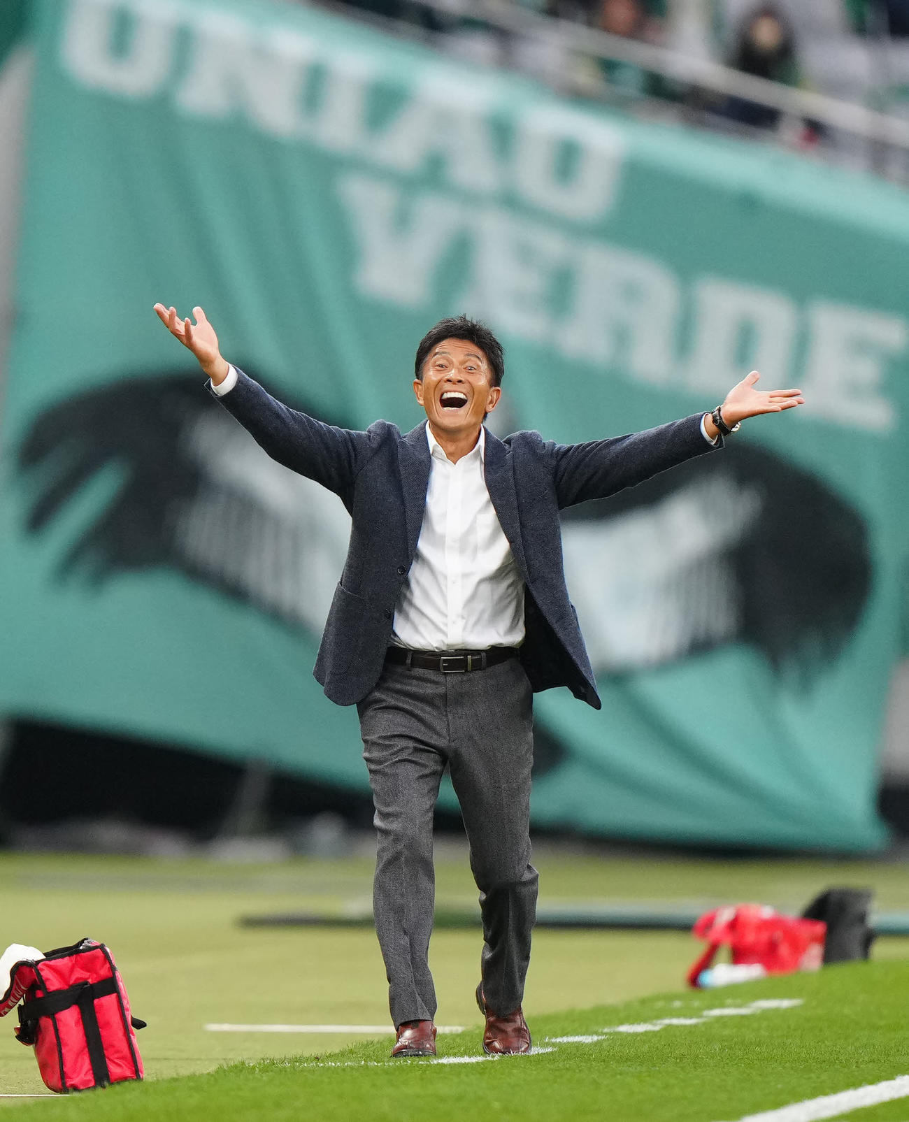 東京V対千葉　前半、手を広げアピールする東京V城福監督（撮影・江口和貴）