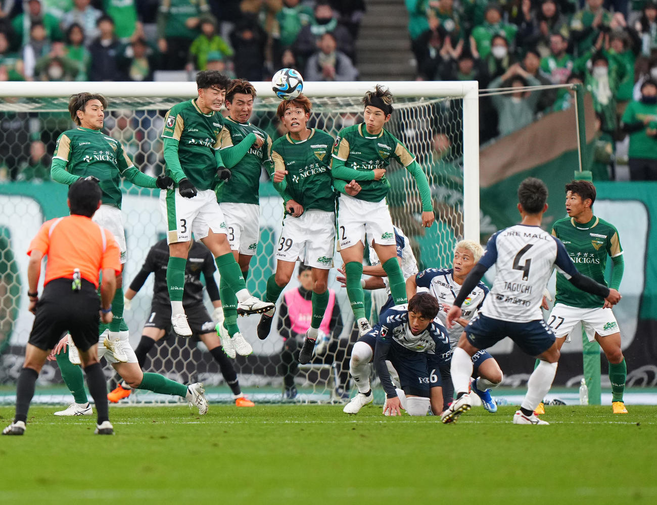 東京V対千葉　前半、FKの壁でボールに反応する東京Vの選手たち（撮影・江口和貴）