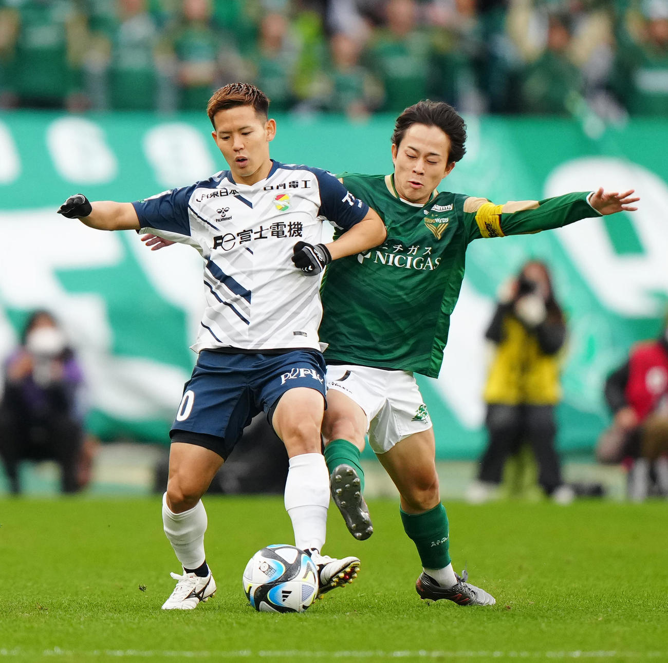 東京V対千葉　前半、競り合う東京V森田（右）と千葉見木（撮影・江口和貴）