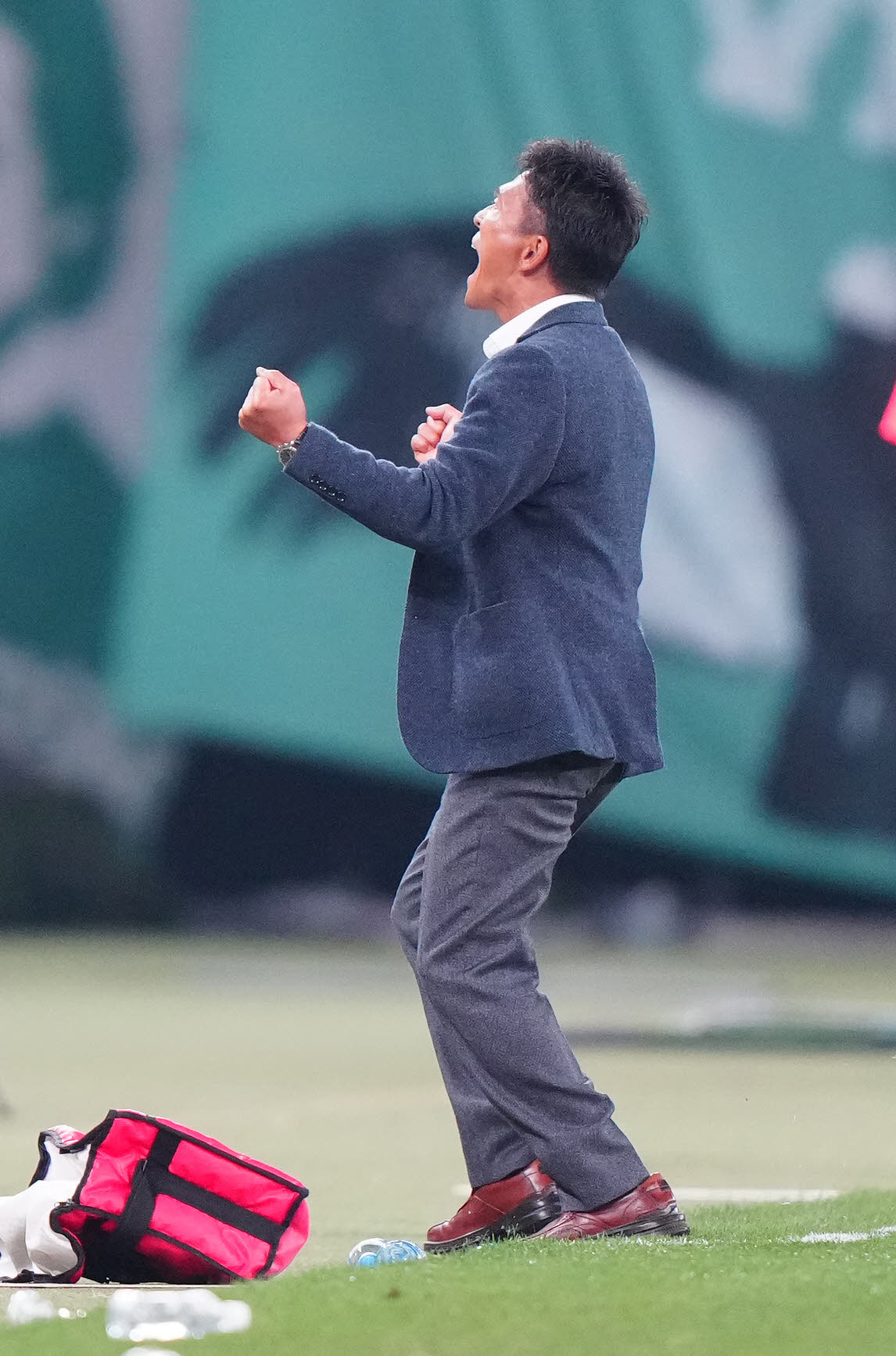 東京V対千葉　試合終了のホイッスルを聞き、ガッツポーズを見せる東京V城福監督（撮影・江口和貴）