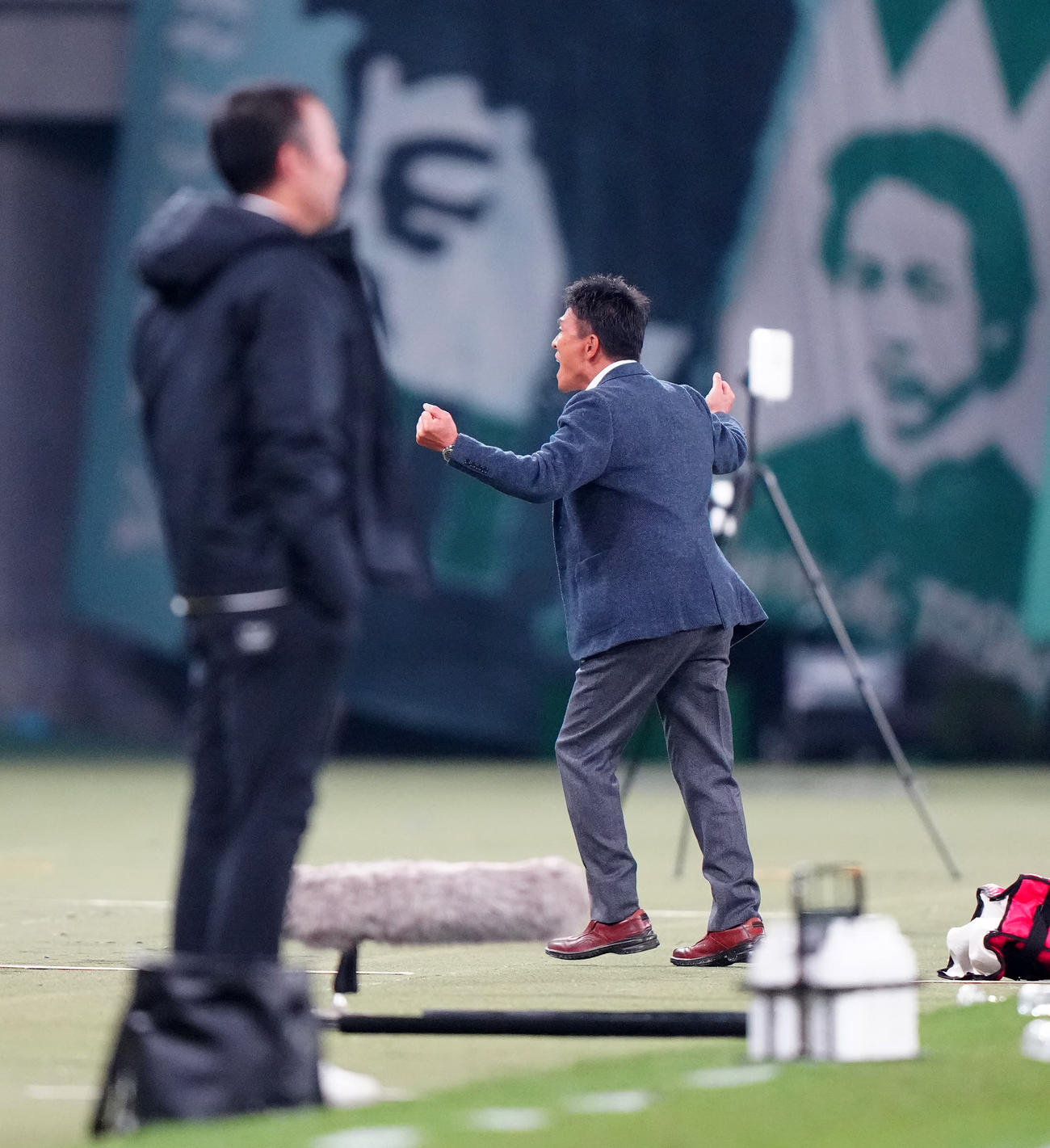 東京V対千葉　試合終了のホイッスルを聞き、ガッツポーズを見せる東京V城福監督（撮影・江口和貴）