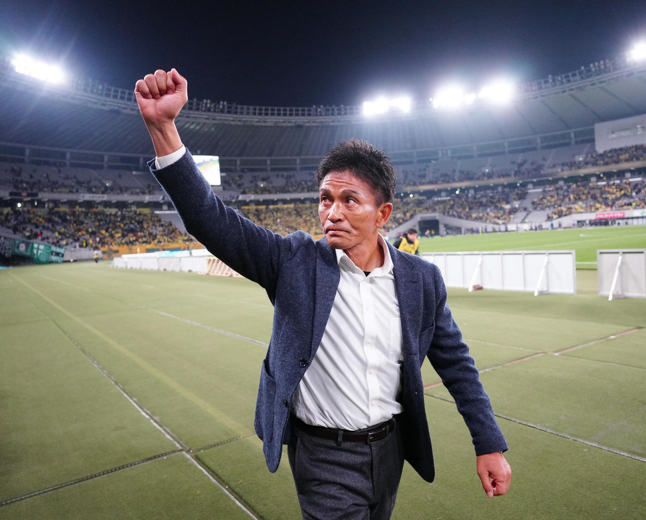 東京V対千葉　試合後、サポーターにガッツポーズを見せる東京V城福監督（撮影・江口和貴）