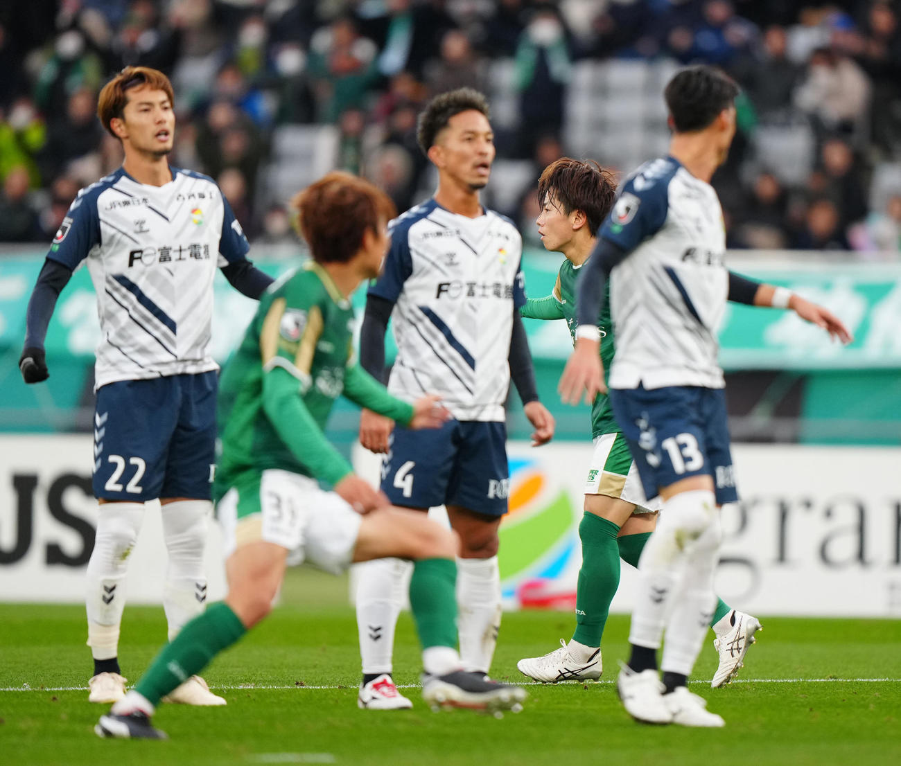 東京V対千葉　前半、先制ゴールを決めた東京V中原（右から2人目）（撮影・江口和貴）