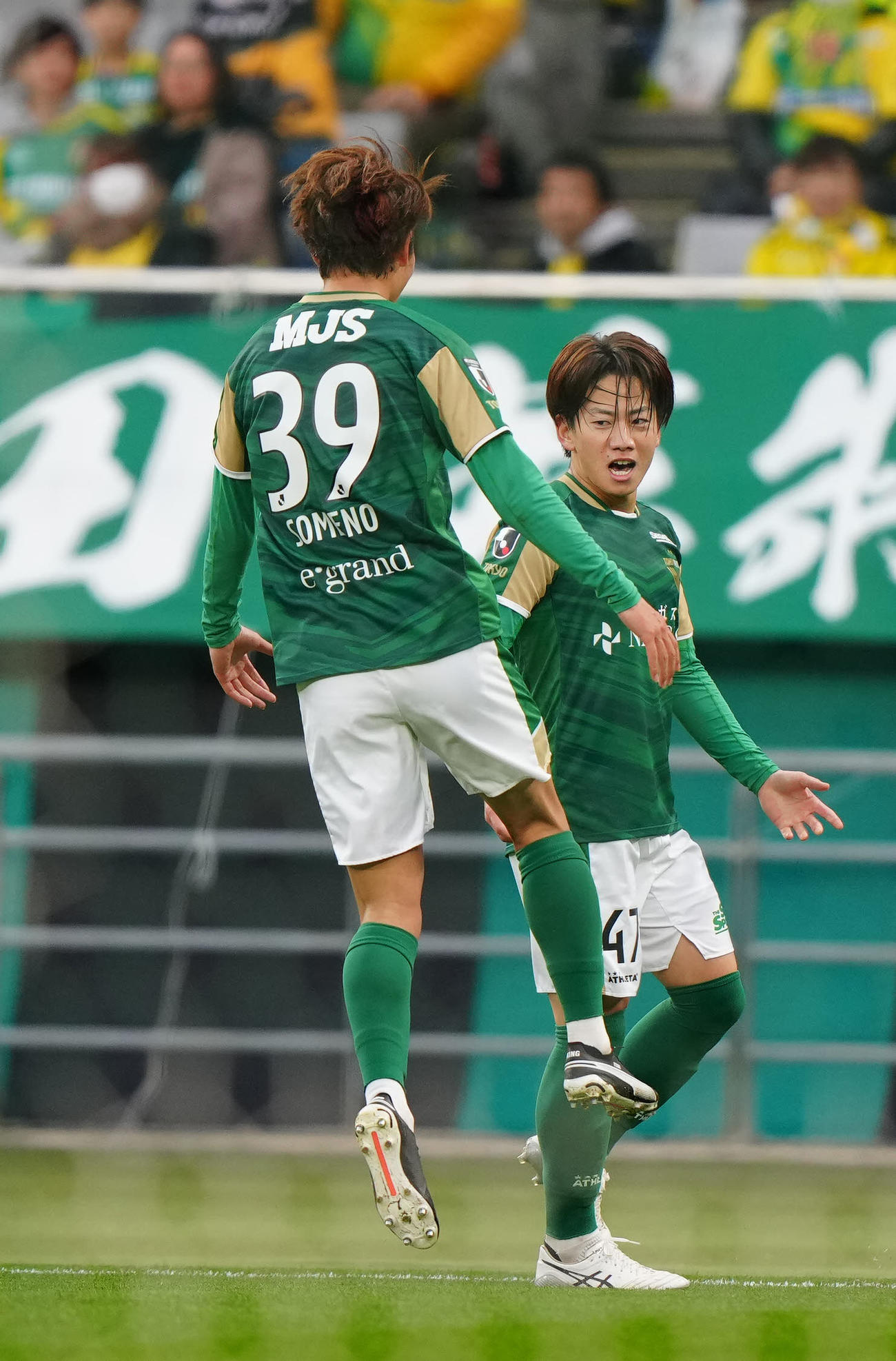 東京V対千葉　前半、先制ゴールを決めた東京V中原（右）（撮影・江口和貴）