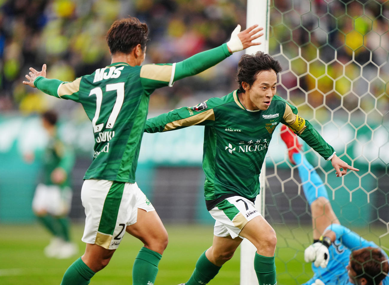 東京V対千葉　前半、ゴールを決め喜ぶ東京V森田（右）（撮影・江口和貴）
