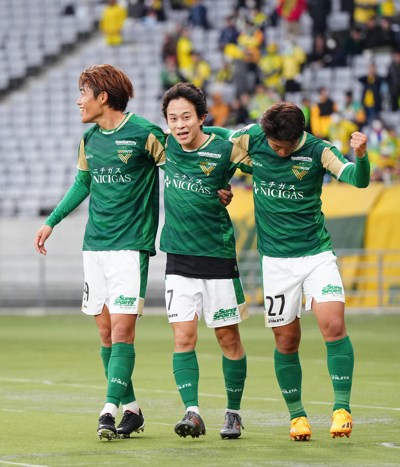 東京V対千葉　前半、ゴールを決め喜ぶ東京V森田（中央）（撮影・江口和貴）