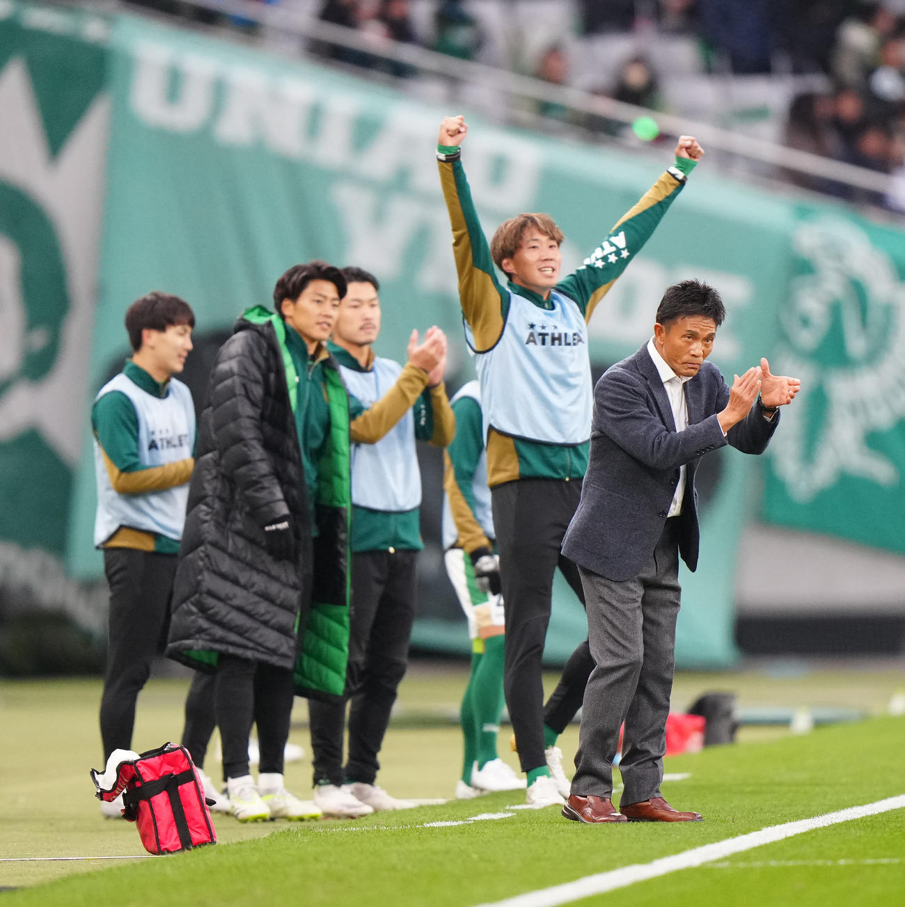 東京V対千葉　前半、東京V森田がゴールを決め、拍手する城福監督（右端）（撮影・江口和貴）