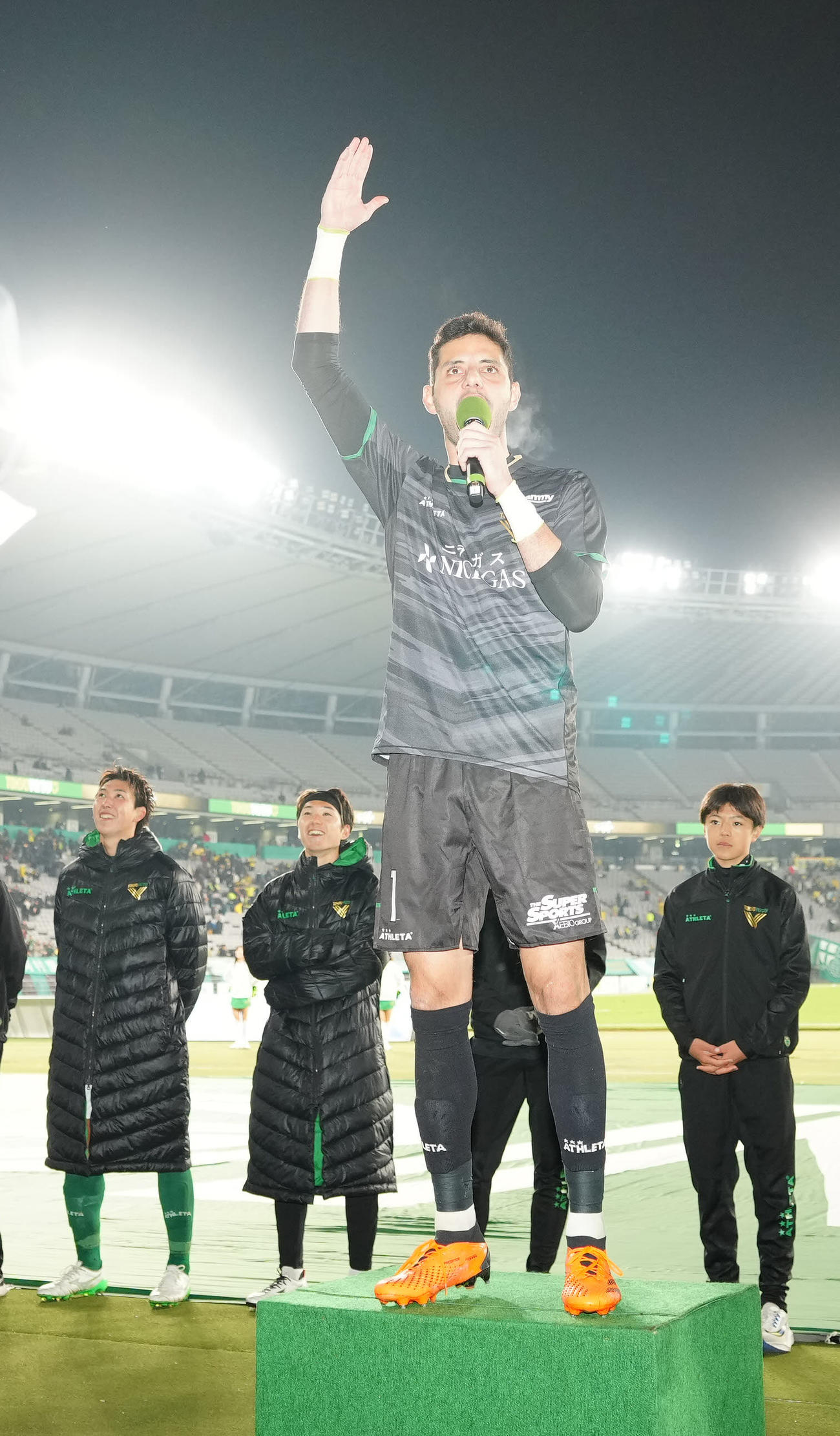 東京V対千葉　試合後、サポーターにあいさつする東京V・GKマテウス（撮影・江口和貴）